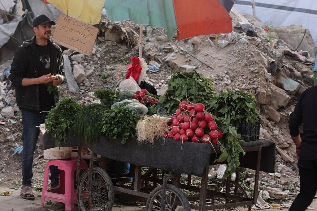 Un vendedor callejero que vende verduras en uno de los mercados de Gaza.